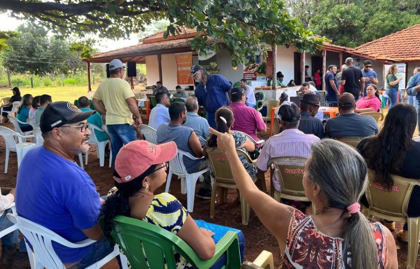 Famílias do assentamento Flórida recebendo atendimento por instituições durante Dia D no Campo
