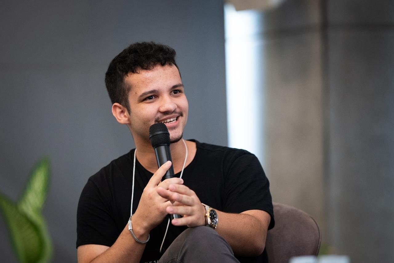 “Estamos construindo a infraestrutura conversacional do turismo. Nosso foco é permitir que qualquer pessoa compre uma viagem da mesma forma que envia uma mensagem para um amigo: de maneira simples, rápida e sem fricção”, afirma Leonardo Piana, cofundador da Passabot. Ao expandir sua atuação para o modal rodoviário, a Passabot amplia significativamente o mercado endereçável e reforça sua tese de que o futuro do turismo passa por interfaces conversacionais inteligentes. “O WhatsApp já é o principal canal de comunicação dos brasileiros. Faz sentido que ele também se torne o principal canal de transação para viagens”, acrescenta a empresa. Com esse novo avanço, a Passabot reafirma seu compromisso de liderar a transformação digital do turismo, oferecendo uma infraestrutura tecnológica capaz de conectar usuários, companhias aéreas, operadoras rodoviárias e demais players do setor de forma simples, acessível e automatizada.