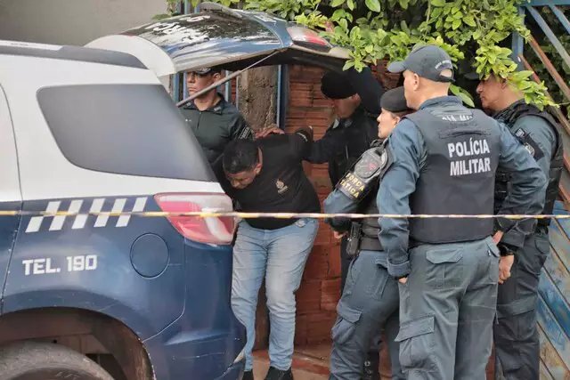 Gilberto saindo preso do local do crime (Foto: Paulo Francis)
