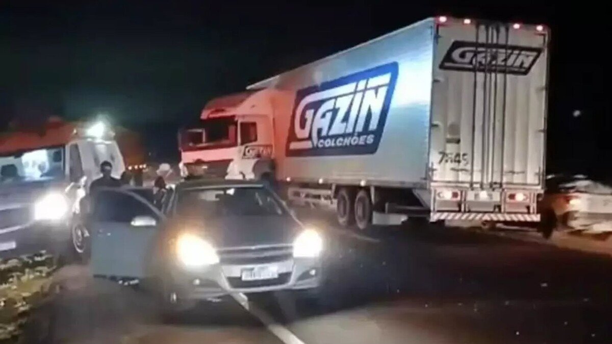 Doze pessoas escapam ilesas de colisão entre três veículos na BR-163
