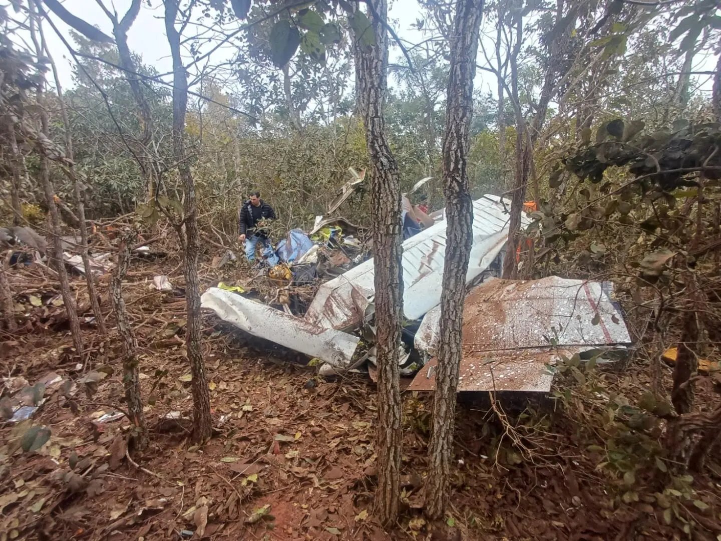 Destroços do avião que caiu em Campo Grande. (Foto: Rodrigo Santos, Jornal Midiamax)