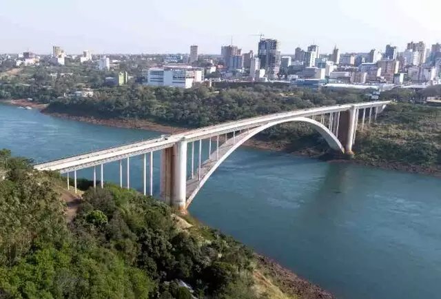 Ponte Internacional da Amizade em Foz do Iguaçu até a Ciudad del Este (Foto: Divulgação)