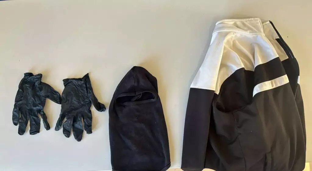 Roupas, luvas e balaclava apreendidas durante a ocorrência foram encaminhadas para a perícia (Foto: Direto das Ruas)