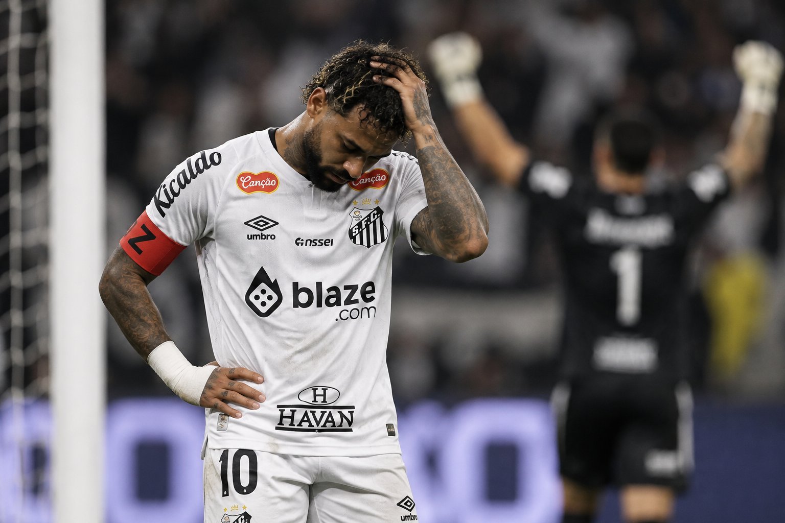 Santos perde três pênaltis, cai diante do Atlético-MG e está eliminado da Sul-Americana