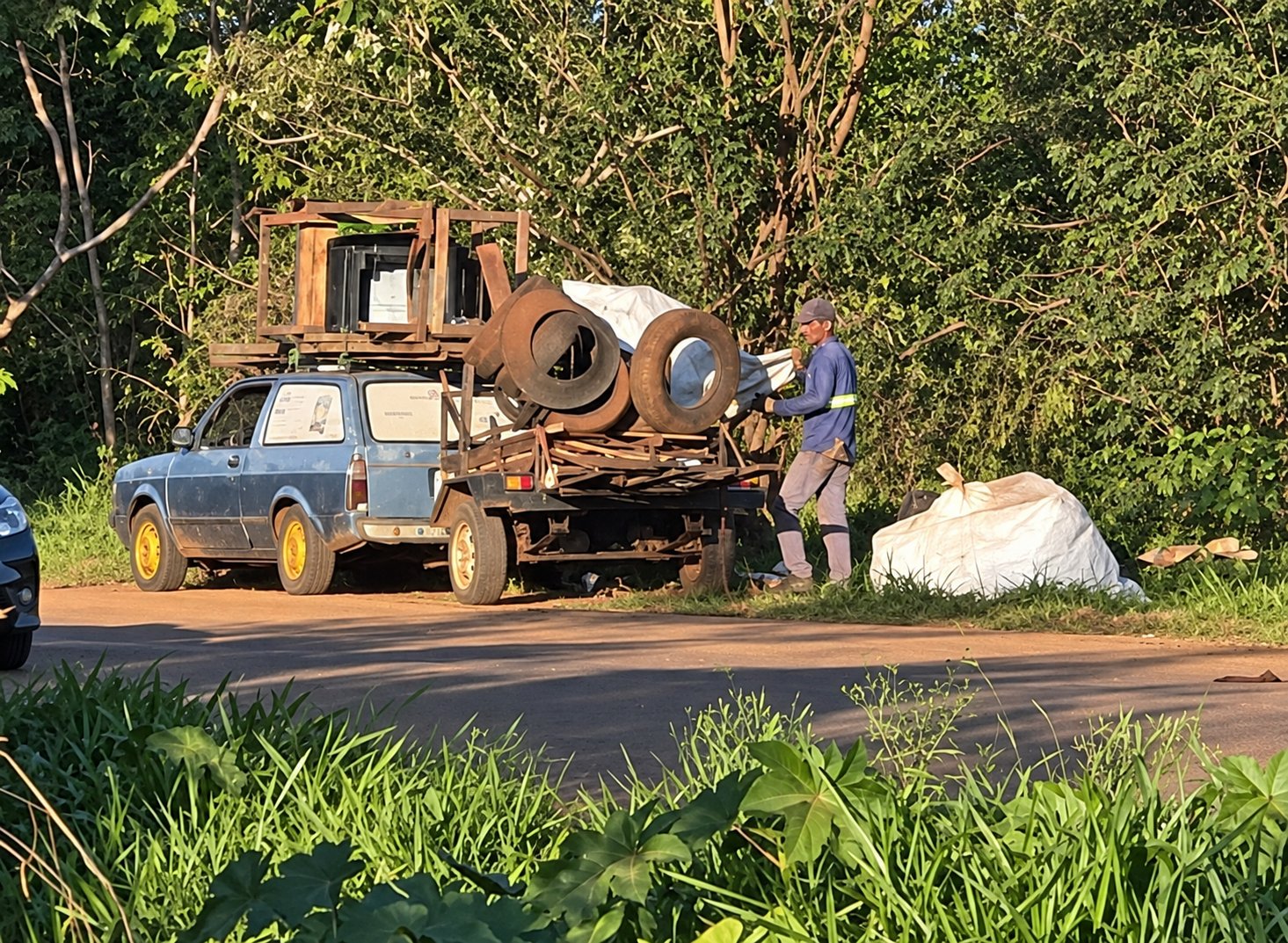 Homem é flagrado jogando lixo próximo a riacho e ao CTG de Sidrolândia