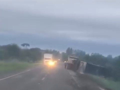 Caminhão tomba na BR-060 entre Campo Grande e Sidrolândia em trecho com forte neblina
