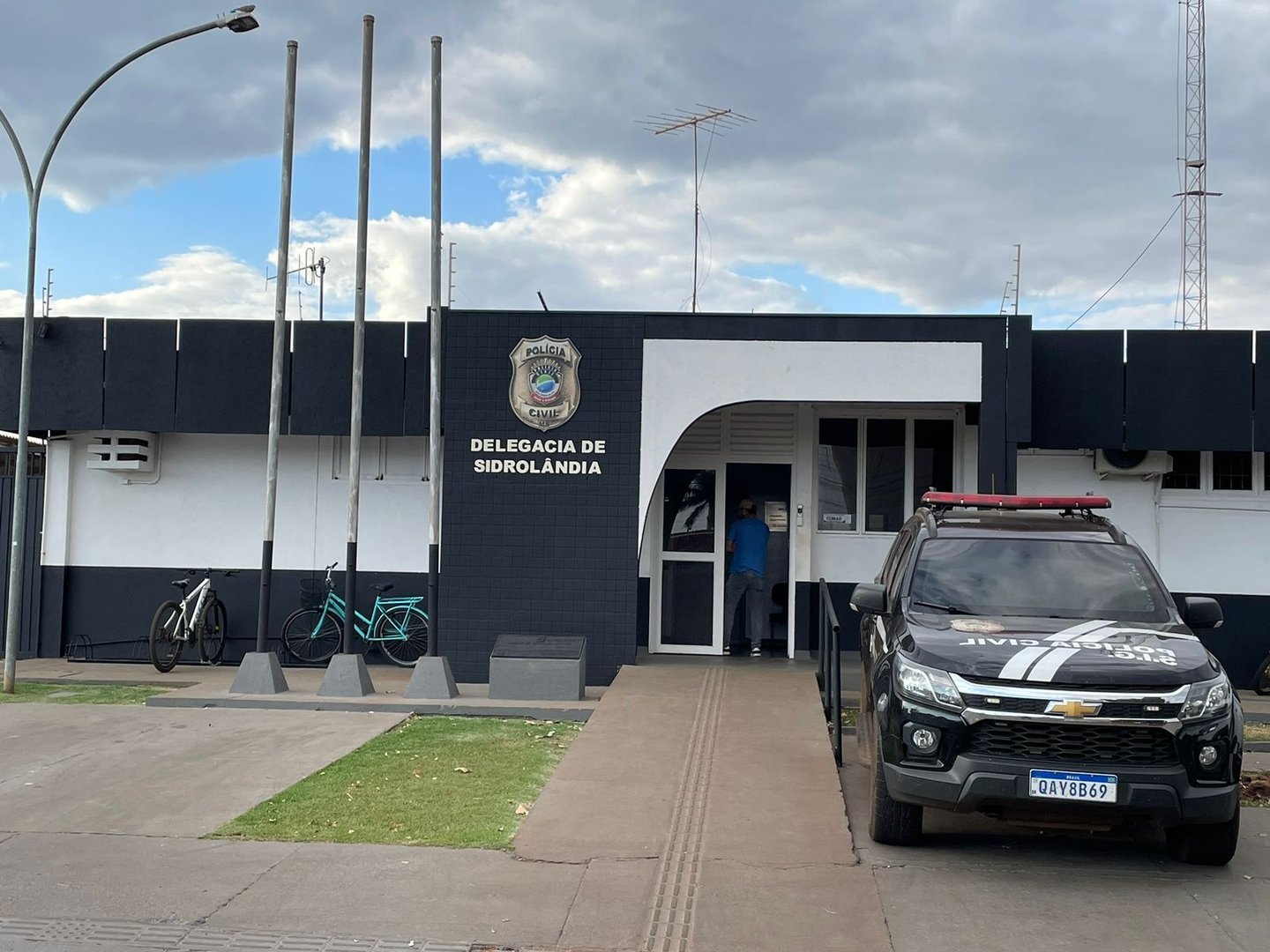 Mulher encontra marido sem calças na casa de amigo e discussão termina em agressão em Sidrolândia
