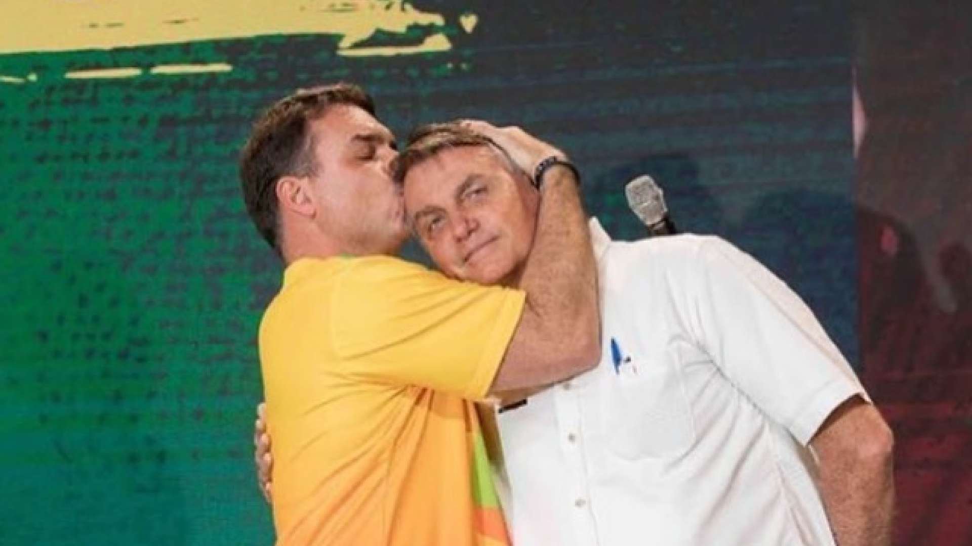 Moraes determina que a PGR se manifeste sobre pedido de visita de Flávio a Jair Bolsonaro