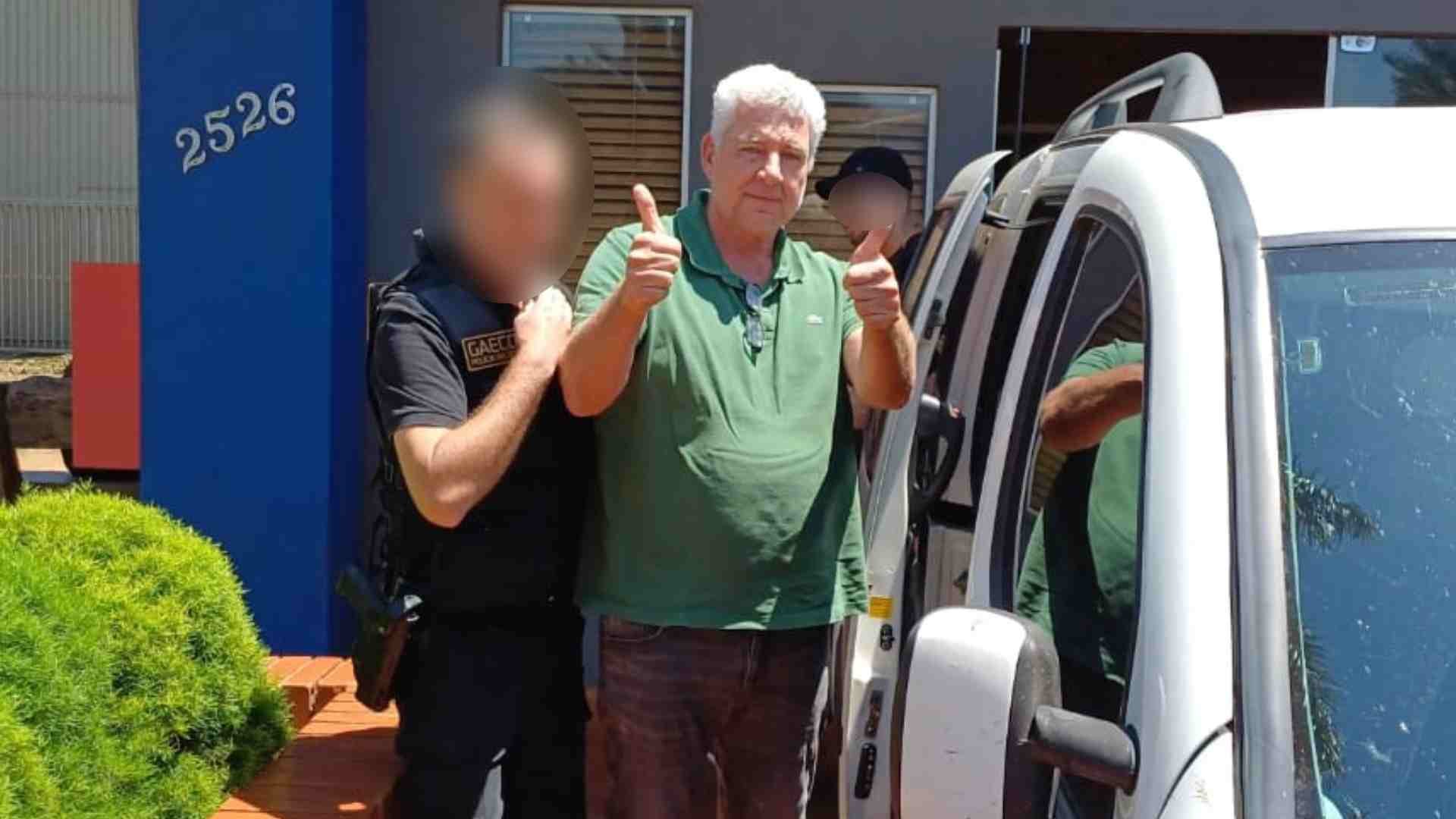 Presidente do hospital municipal de Sidrolândia, Jacob ‘dá joinha’ a jornalistas ao ser preso. (Rodrigo Santos, Jornal Midiamax)