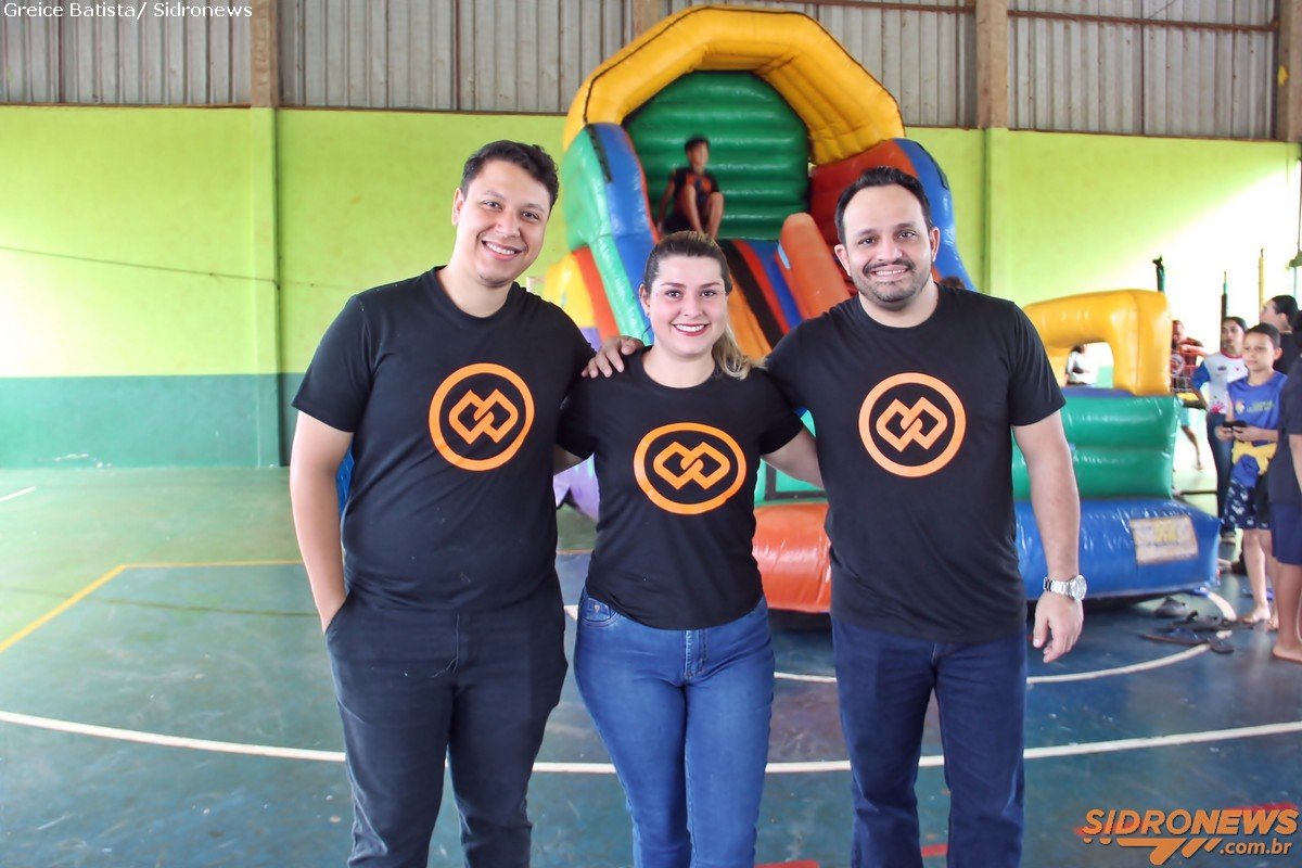 Equipe da Cresol marcou presença na ação social realizada no distrito do Quebra-Coco. Além de contribuir com a arrecadação de doações, os colaboradores participaram ativamente do evento, auxiliando nas atividades e reforçando o compromisso da cooperativa com a solidariedade e o bem-estar da comunidade.