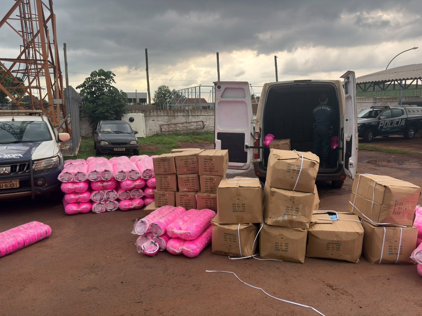 Polícia Militar apreende furgão com mais de 1.700 produtos estrangeiros na zona rural de Sidrolândia