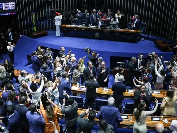 Senado aprova fim da escala 6x1 e redução da jornada de trabalho