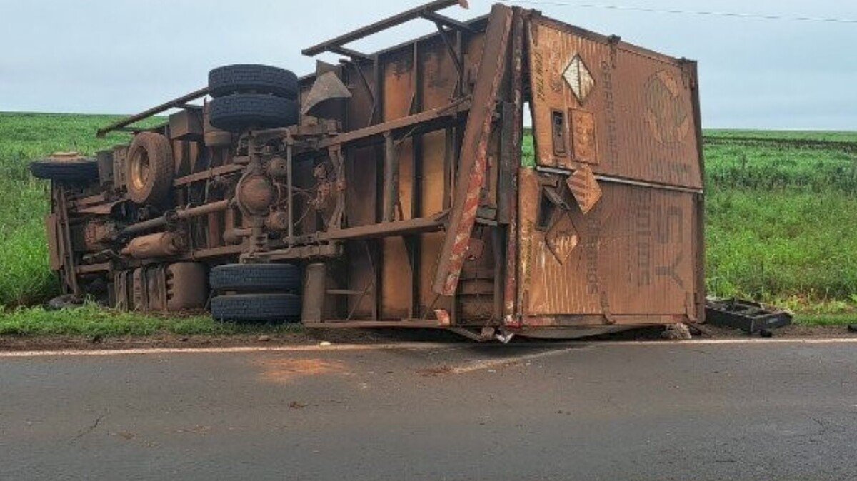 Caminhão desvia de buraco, é atingido por carreta e tomba na BR-376