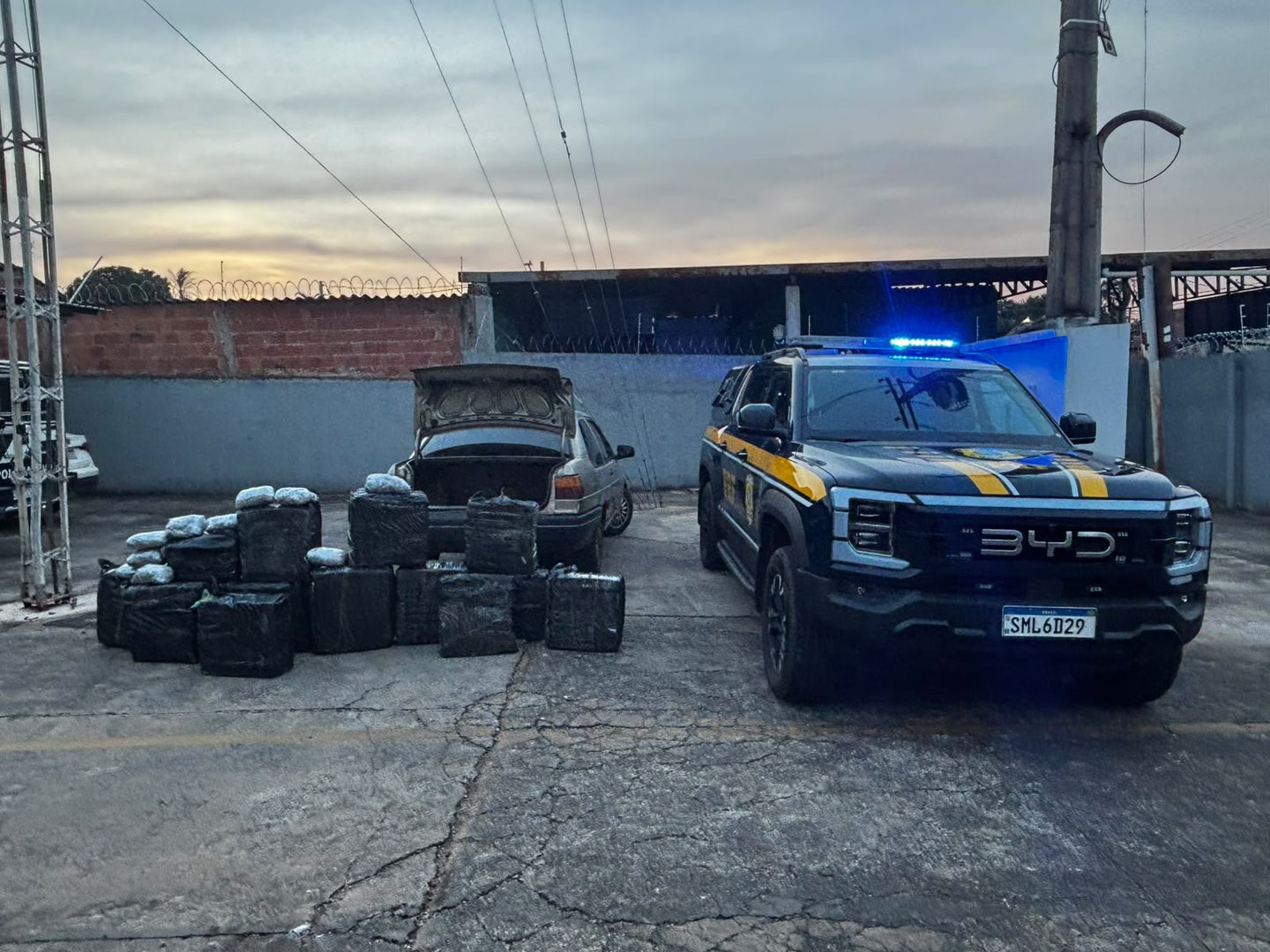 PRF persegue veículo e encontra drogas após motorista abandonar carro