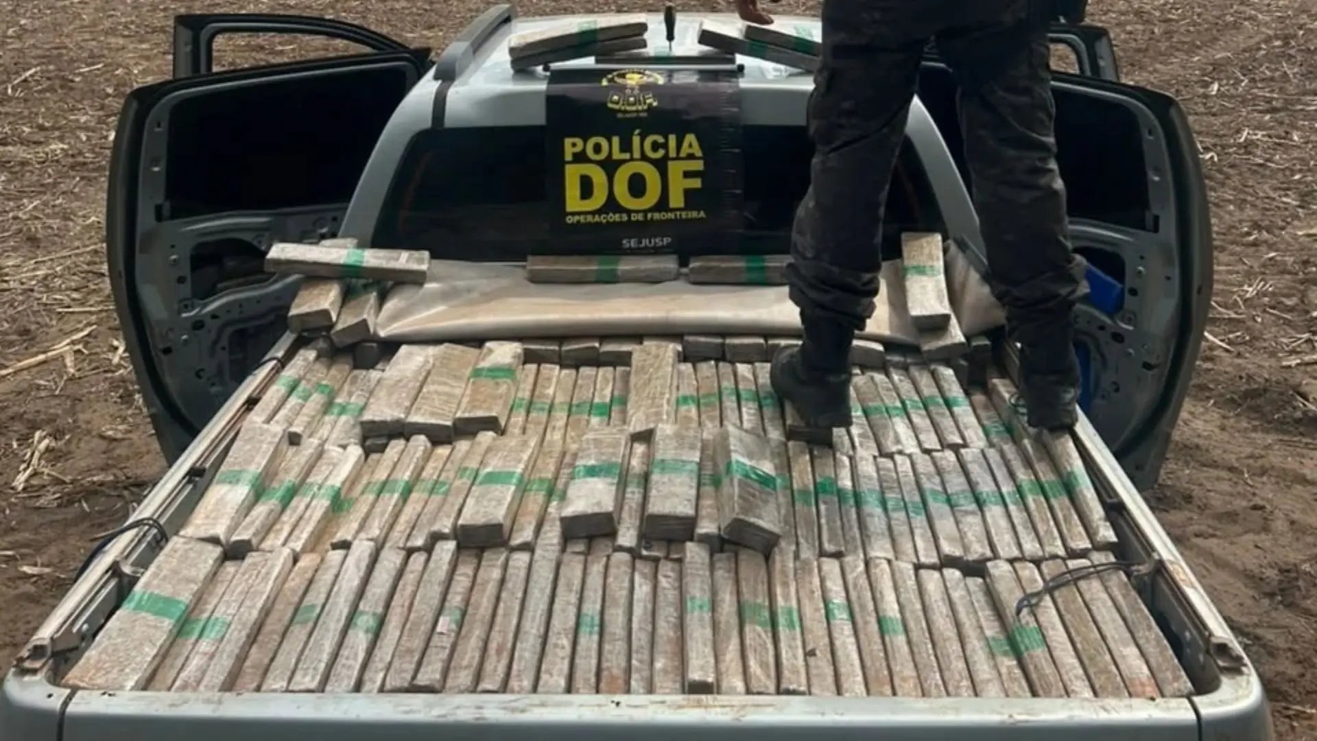 Motorista é preso com quase 2 t de maconha em caminhonete furtada